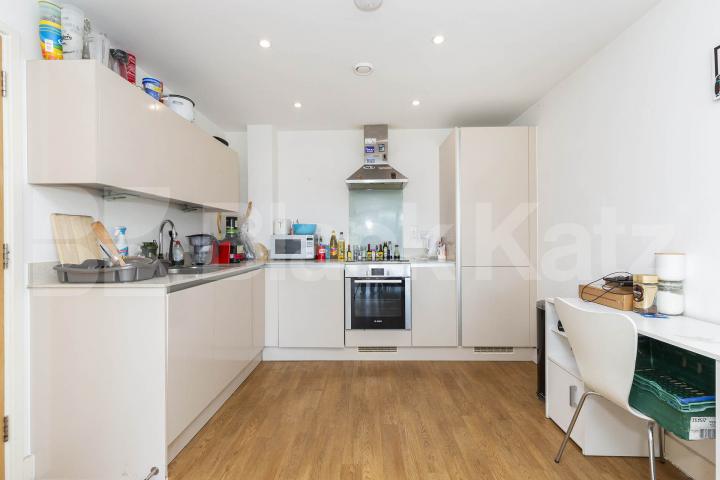 Stunning two bed two bath apartment in Mayfair. Mins to Hyde Park Berkeley Square, Mayfair